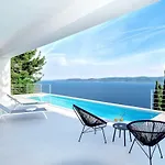 V - Private Pool, Special Location & Surroundings