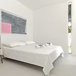 V - Private Pool, Special Location & Surroundings